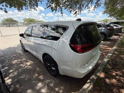 Used 2025 Chrysler Pacifica Select