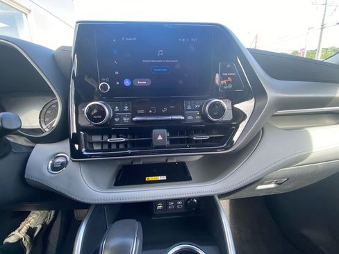 Used 2023 Toyota Highlander XLE AWD/4WD image 21