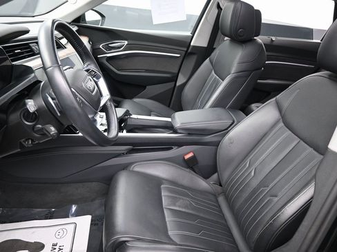 Used 2019 Audi e-tron Prestige w/ Prestige Package image 27