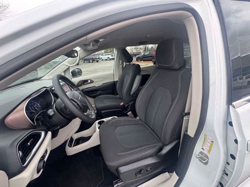 Used 2023 Chrysler Voyager LX FWD image 13