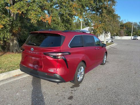 Used 2024 Toyota Sienna XLE image 3