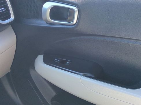 Used 2025 Hyundai Venue SEL FWD image 32