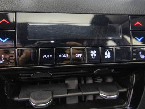 Used 2024 Jeep Grand Cherokee Overland w/ Luxury Tech Group IV AWD/4WD image 43