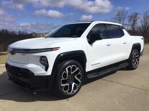 Used 2024 Chevrolet Silverado EV RST image 3