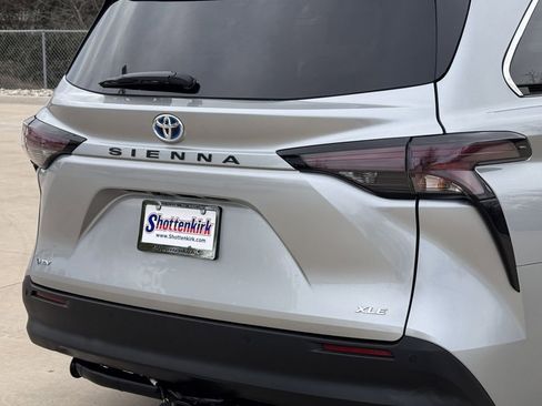 Used 2025 Toyota Sienna XLE image 6