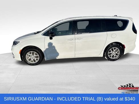 Used 2025 Chrysler Pacifica Select image 2