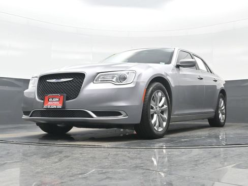 Used 2018 Chrysler 300 Touring image 26