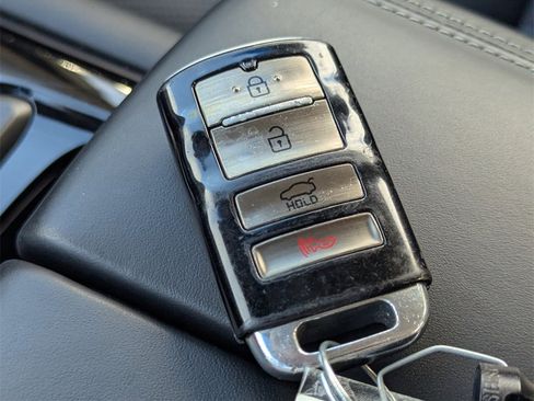 Used 2017 Kia K900 Luxury image 24