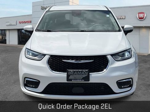 Used 2023 Chrysler Pacifica Touring-L FWD image 2