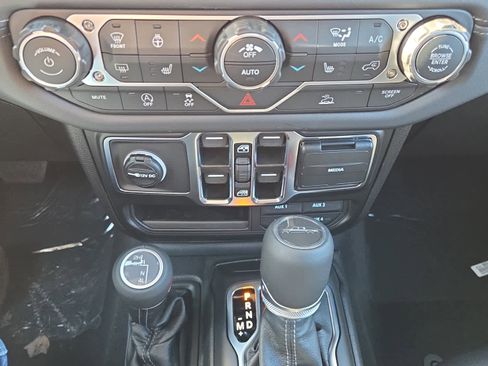 New 2025 Jeep Gladiator Sport image 18