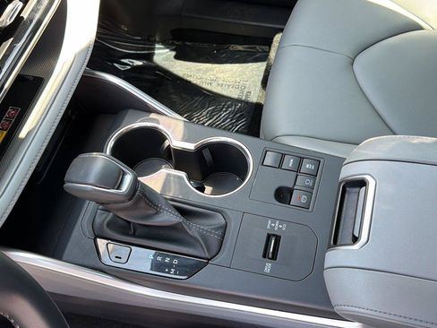 Certified 2025 Toyota Highlander XLE FWD image 24
