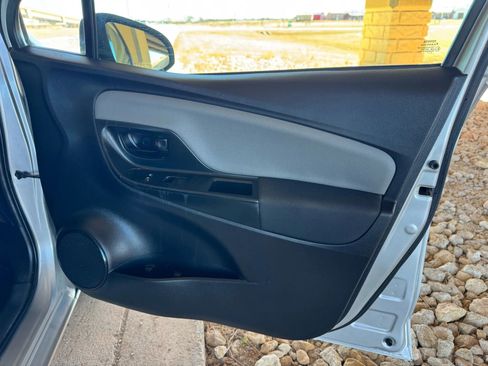 Used 2017 Toyota Yaris L image 22