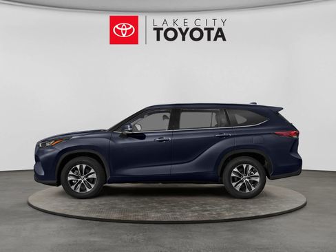 Used 2021 Toyota Highlander XLE FWD image 3