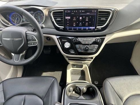 Used 2024 Chrysler Pacifica Touring-L FWD image 14