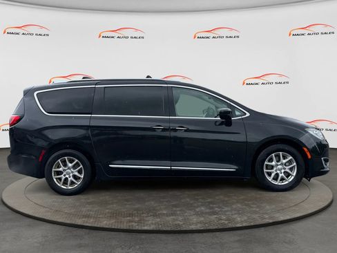 Used 2020 Chrysler Pacifica Touring-L FWD image 6