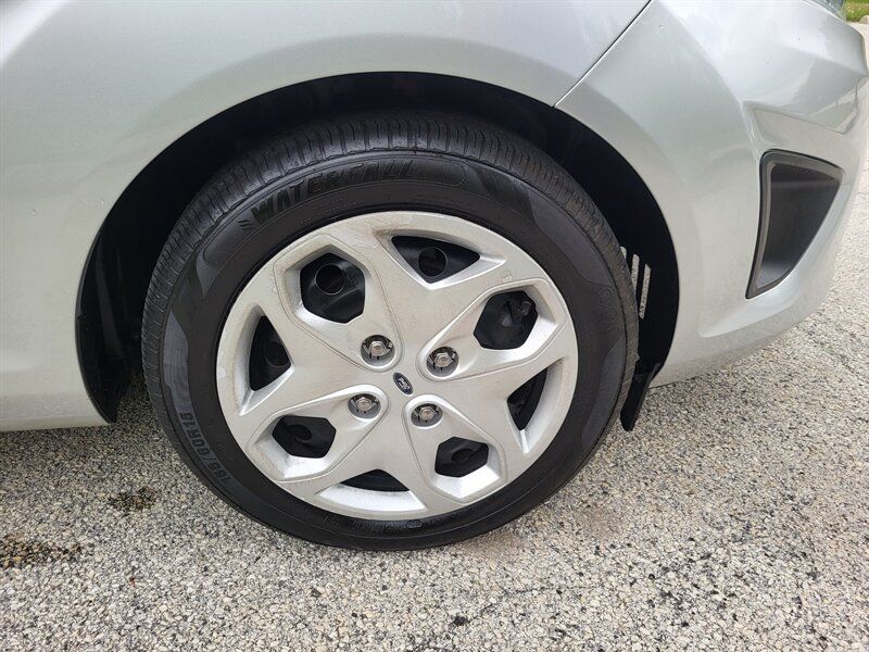 Used 2013 Ford Fiesta SE FWD image 30