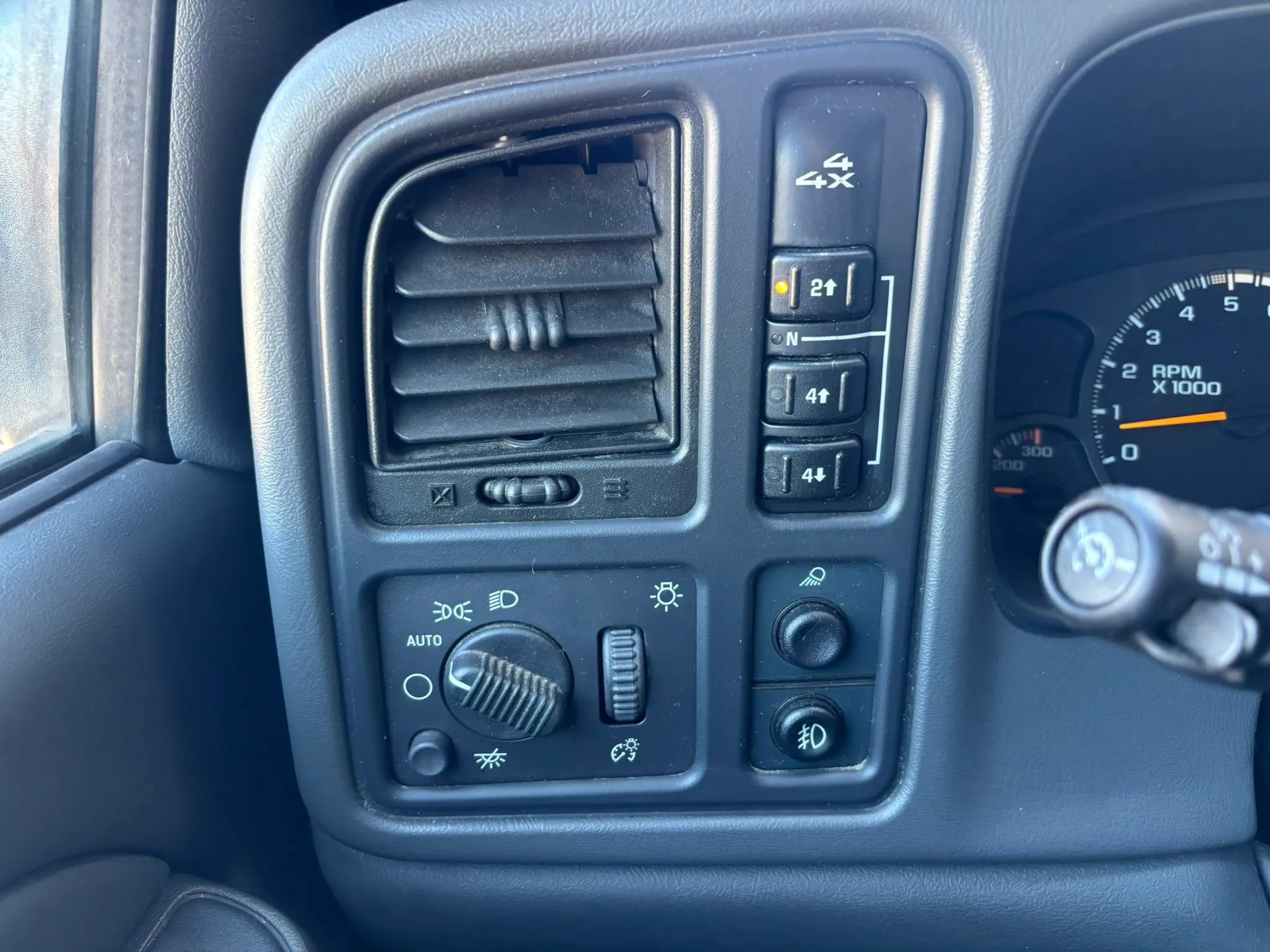 Used 2004 Chevrolet Silverado 2500 LT w/ Skid Plate Package AWD/4WD image 16