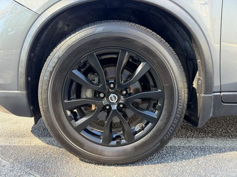 Used 2018 Nissan Rogue SV w/ Premium Package FWD image 30