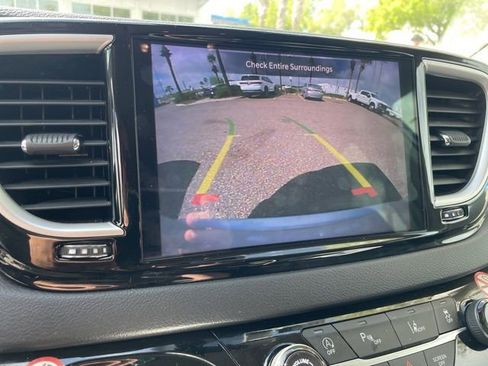 Used 2024 Chrysler Pacifica Touring-L image 14