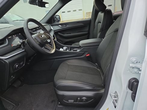 New 2025 Jeep Grand Cherokee L Altitude image 4
