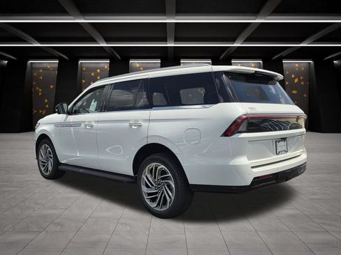 New 2026 Lincoln Navigator Premiere AWD/4WD image 3