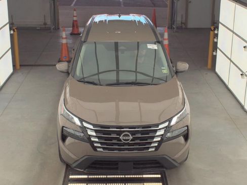 Used 2025 Nissan Rogue SV image 2