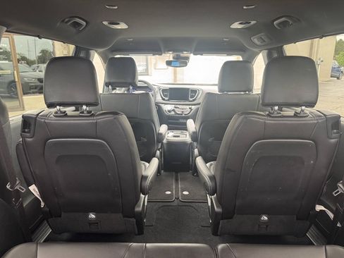 Used 2023 Chrysler Pacifica Touring-L w/ S Appearance Package AWD/4WD image 17