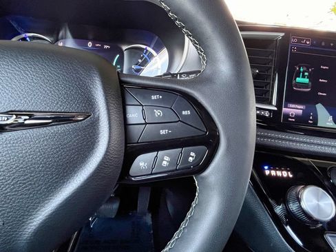 Used 2024 Chrysler Pacifica Limited FWD image 23