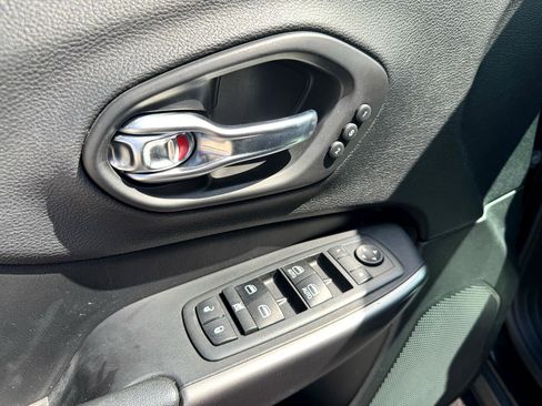 Used 2020 Jeep Cherokee Limited image 25