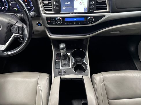 Used 2018 Toyota Highlander XLE image 21