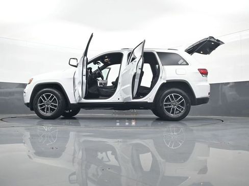 Used 2020 Jeep Grand Cherokee Laredo w/ 18" Wheel & 8.4" Radio Group AWD/4WD image 34