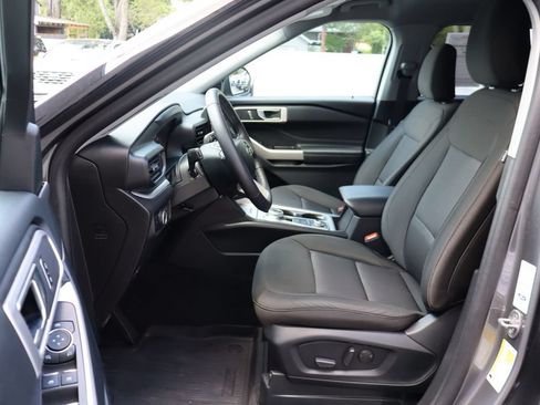 Used 2024 Ford Explorer XLT AWD/4WD image 18