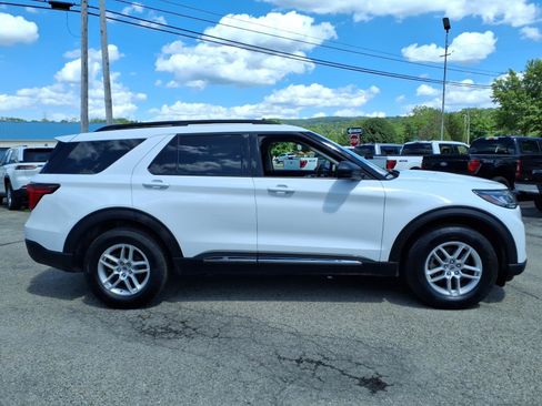 Used 2025 Ford Explorer Active AWD/4WD image 2