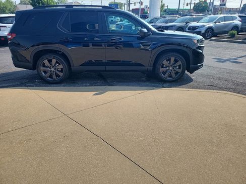 New 2025 Honda Pilot Sport image 4