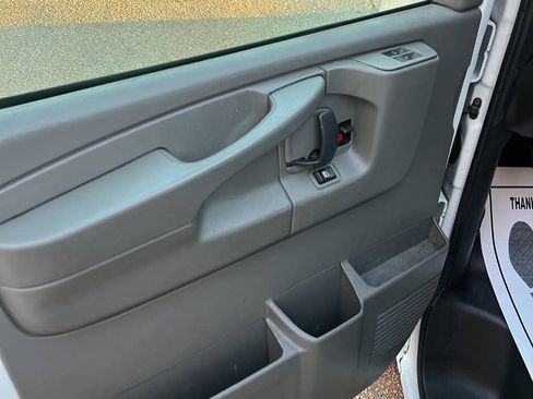 Used 2015 Chevrolet Express 2500 RWD image 9