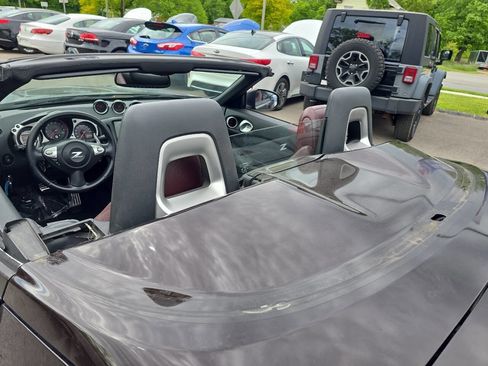 Used 2010 Nissan 370Z Touring w/ Sport Pkg RWD image 18