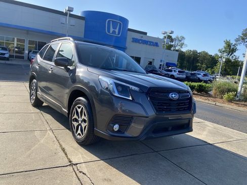 Used 2022 Subaru Forester Premium AWD/4WD image 2