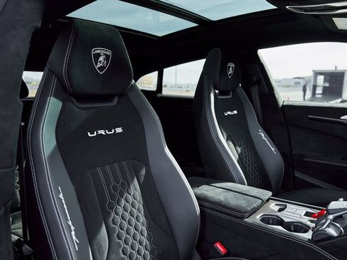 Used 2024 Lamborghini Urus Performante AWD/4WD image 48