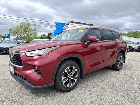 Used 2020 Toyota Highlander XLE AWD/4WD image 3