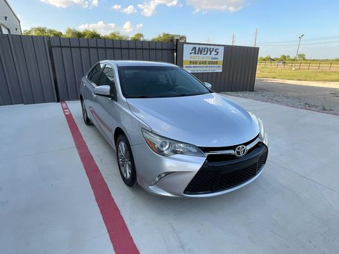 Used 2017 Toyota Camry SE FWD image 3