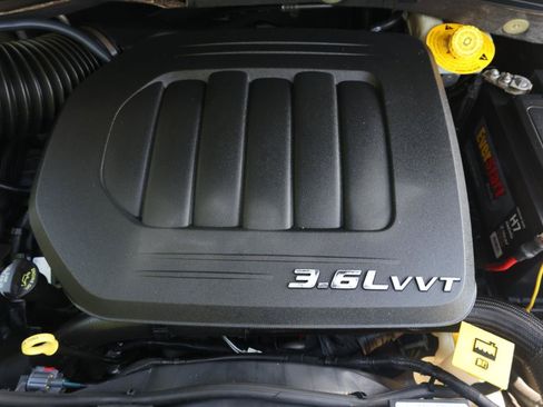 Used 2014 Chrysler Town & Country Touring FWD image 36