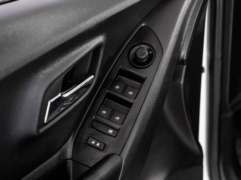 Used 2022 Chevrolet Trax LT w/ Driver Confidence Package image 40