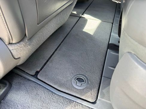 Used 2010 Volkswagen Routan SEL FWD image 7