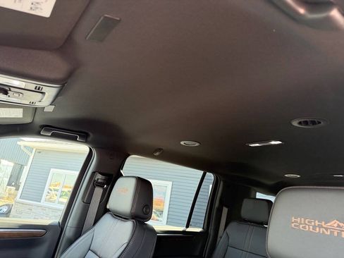 Used 2025 Chevrolet Suburban High Country AWD/4WD image 17