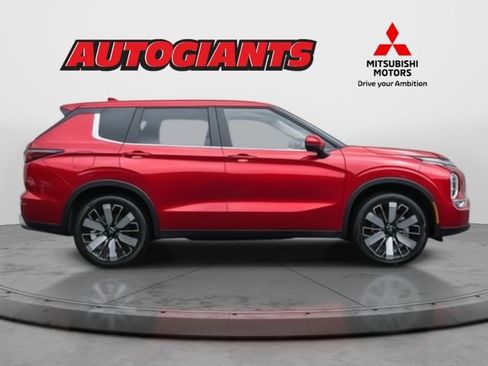 New 2025 Mitsubishi Outlander SE image 3