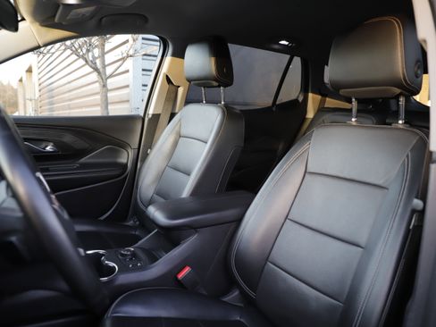 Used 2024 GMC Terrain SLT image 16