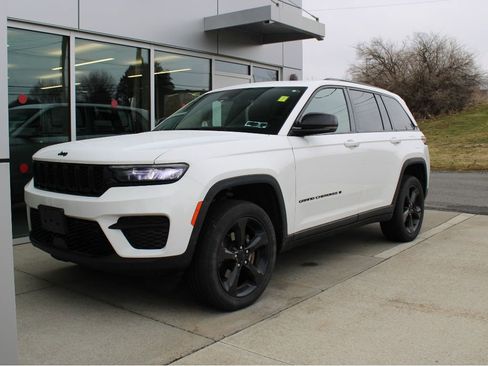 Used 2023 Jeep Grand Cherokee Altitude image 3