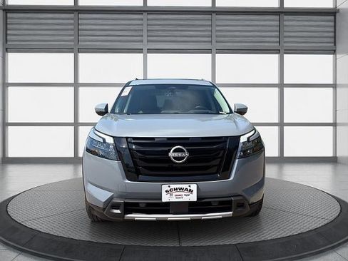 Used 2025 Nissan Pathfinder Platinum w/ Black Appearance Package AWD/4WD image 9