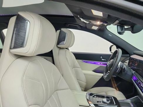 Used 2023 BMW 740i w/ Parking Assistance Package image 21