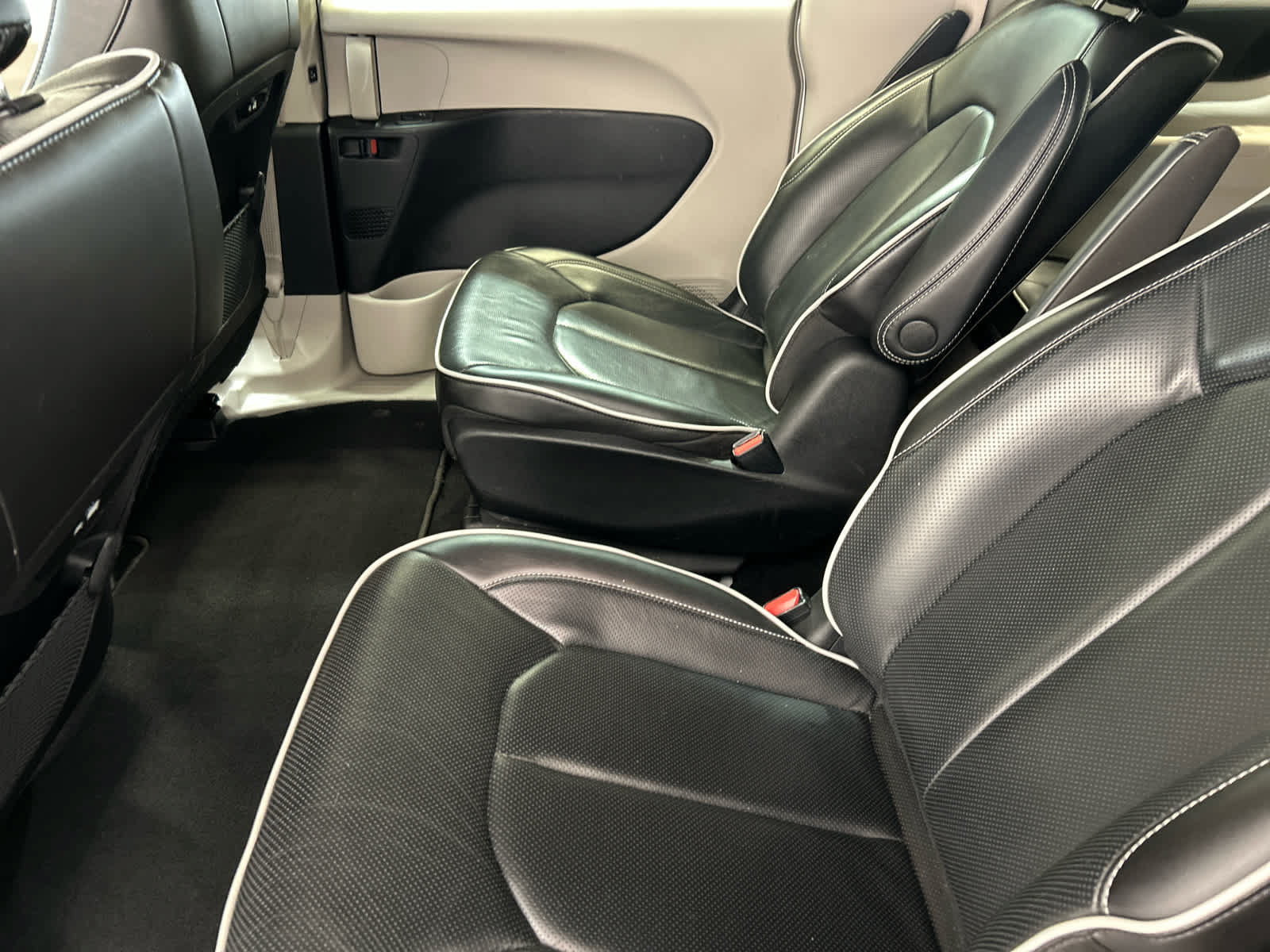 Used 2023 Chrysler Pacifica Limited FWD image 5